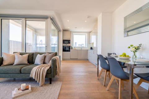 TV and multimedia, Kitchen or kitchenette, Living room, Seating area, Dining area