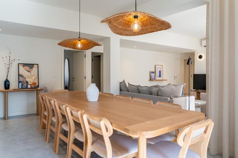 Kitchen or kitchenette, Seating area, Dining area