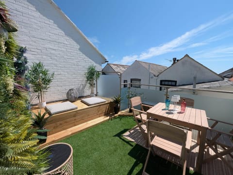 Seating area, Dining area, Garden view, sunbed