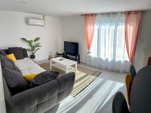 Communal lounge/ TV room, Bed, TV and multimedia, Living room, Seating area, air conditioner