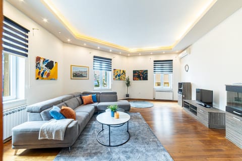 TV and multimedia, Living room, Seating area