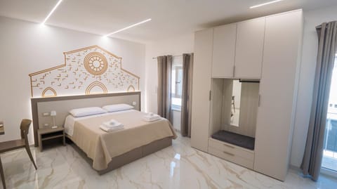 Bed, Photo of the whole room, towels, wardrobe