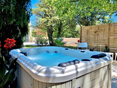 Hot Tub, Hot Tub, Spa and wellness centre/facilities
