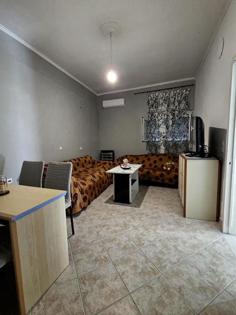 TV and multimedia, Living room, Seating area, Dining area, air conditioner