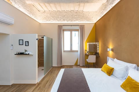 Shower, Bed, Photo of the whole room, Bedroom, internet, air conditioner