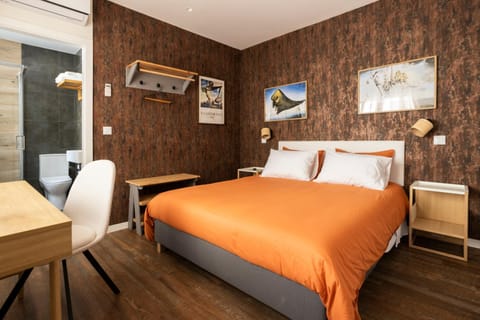 Bed, TV and multimedia, Bedroom, air conditioner