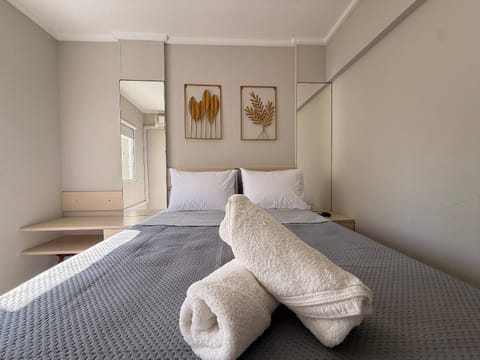 Bed, Photo of the whole room, Bedroom, towels