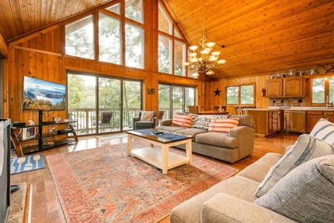 Communal lounge/ TV room, TV and multimedia, Living room, Seating area, Evening entertainment