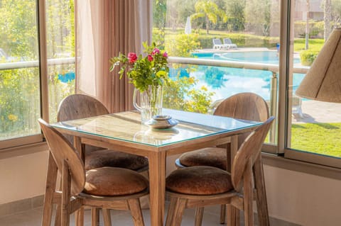 Dining area, Pool view