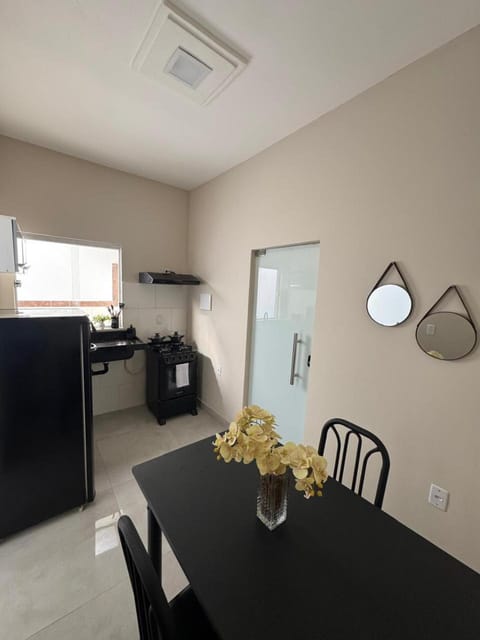 Kitchen or kitchenette, Dining area, minibar, stove