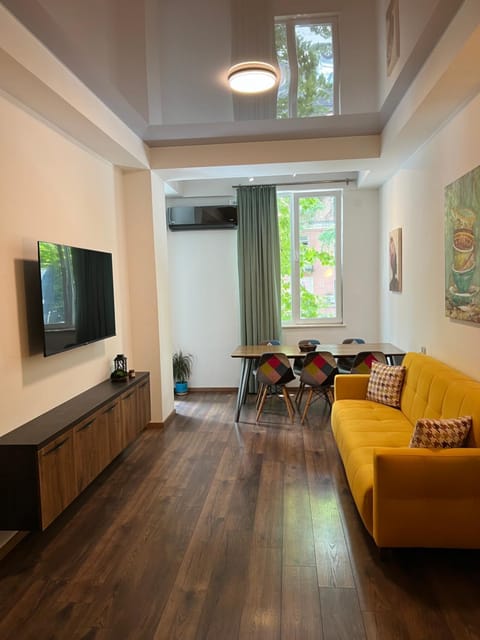 TV and multimedia, Living room, Seating area, Dining area, air conditioner