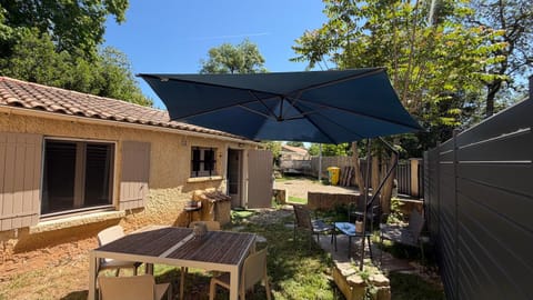 Property building, Patio, Spring, Day, Garden, Dining area, Garden view