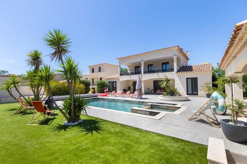 Property building, Garden view, Pool view, Swimming pool, sunbed