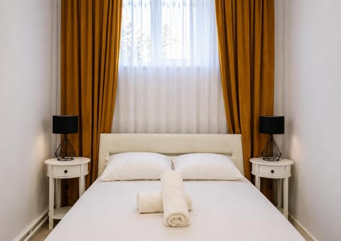 Bed, TV and multimedia, Bedroom, towels