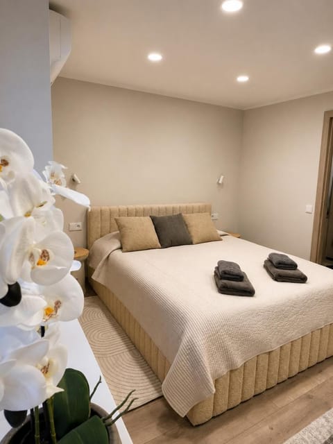 Bed, Bedroom, towels