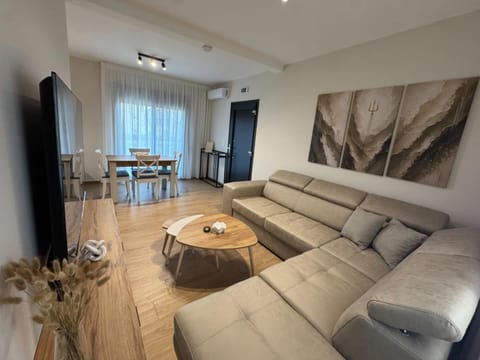TV and multimedia, Living room, Seating area, Dining area, Evening entertainment