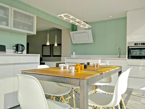 TV and multimedia, Balcony/Terrace, Kitchen or kitchenette, Photo of the whole room, Decorative detail, Seating area, Dining area, On site, City view, Garden view, Landmark view, Mountain view, Sunset, Quiet street view