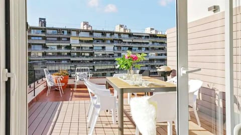 BBQ facilities, Balcony/Terrace, Photo of the whole room, Seating area, Dining area, On site, City view, Garden view, Mountain view, Quiet street view