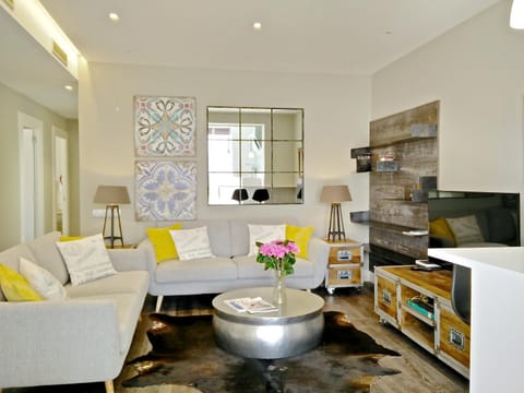 Library, TV and multimedia, Balcony/Terrace, Living room, Photo of the whole room, Decorative detail, Seating area, On site, City view, Garden view, Landmark view, Mountain view, Quiet street view