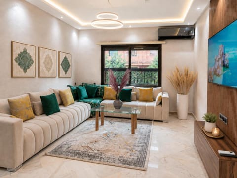 TV and multimedia, Living room, Seating area, internet, air conditioner