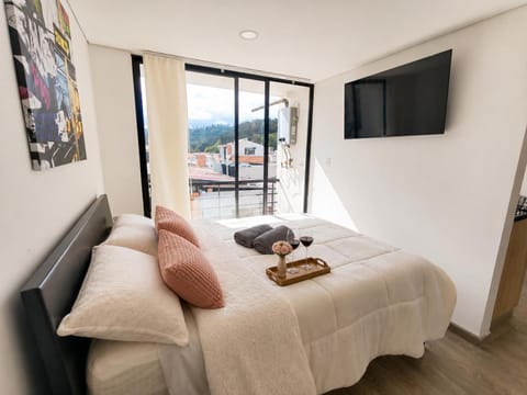 Bed, TV and multimedia, Photo of the whole room, Bedroom, towels