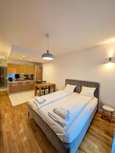 Bed, Photo of the whole room, towels