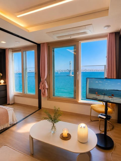 Communal lounge/ TV room, Natural landscape, TV and multimedia, Living room, Photo of the whole room, Seating area, Evening entertainment, Sea view