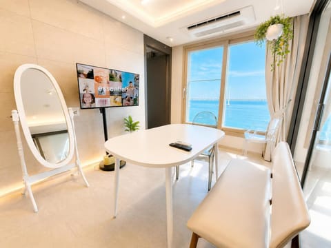 Seating area, Dining area, Sea view