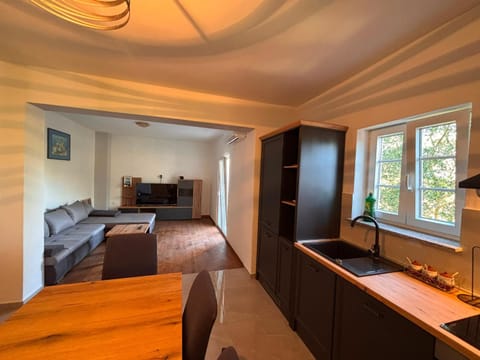 TV and multimedia, Living room, Seating area, Dining area