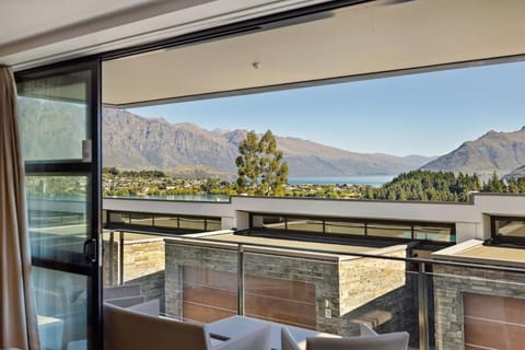 View (from property/room), Balcony/Terrace, Lake view, Mountain view