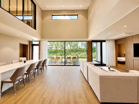 Living room, Area and facilities