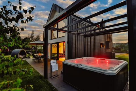 Garden, Hot Tub, Garden view