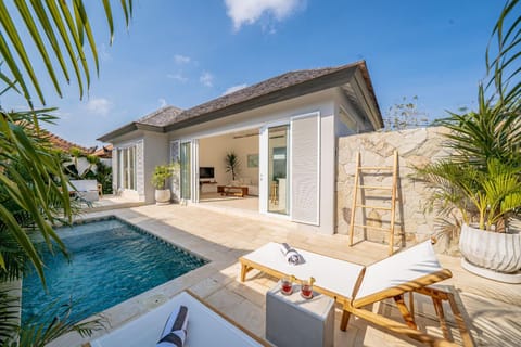 Property building, Patio, Day, Pool view, Swimming pool, sunbed