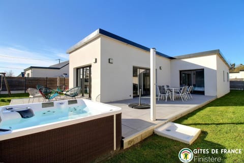 Property building, Patio, Hot Tub, Balcony/Terrace, Spa and wellness centre/facilities, Spa and wellness centre/facilities