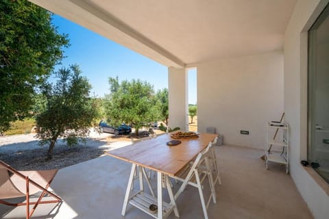 Patio, Day, Garden, View (from property/room), Balcony/Terrace, Living room, Seating area, Dining area, Garden view, sunbed