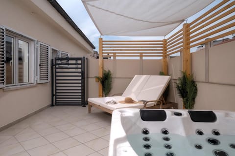 Property building, Hot Tub, Balcony/Terrace