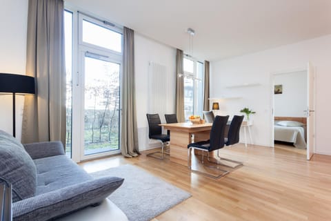 Spring, Day, BBQ facilities, Garden, Living room, Photo of the whole room, Decorative detail, Seating area, Garden view, Family