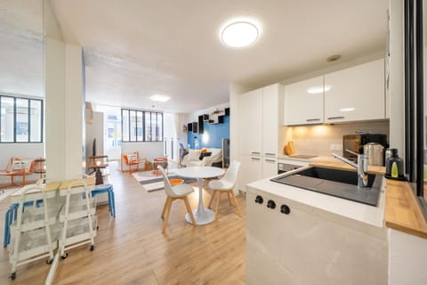 Coffee/tea facilities, Kitchen or kitchenette, Living room, Seating area, Dining area, stove, toaster