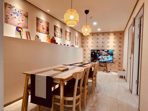 TV and multimedia, Living room, Seating area, Dining area