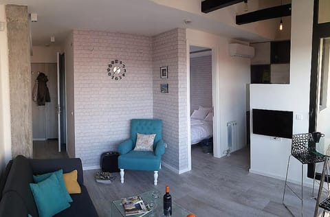 Living room, Photo of the whole room