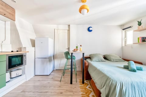 Bed, Kitchen or kitchenette, Photo of the whole room, Dining area, Bedroom, oven