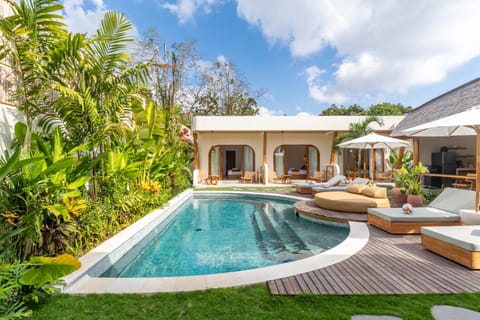 Property building, Patio, Day, Natural landscape, Garden, Garden view, Pool view, Swimming pool, sunbed