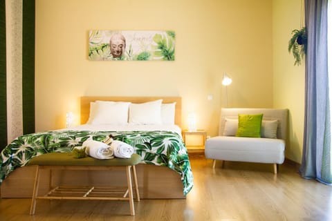 Bed, Photo of the whole room, Bedroom, towels