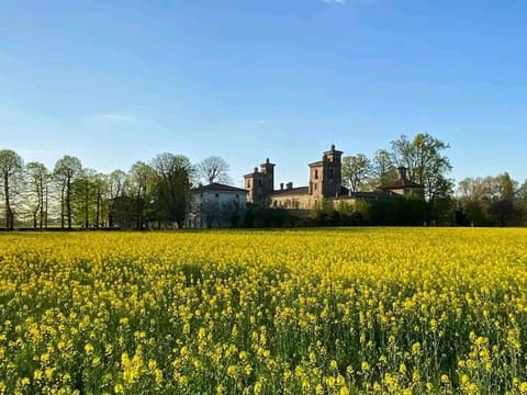Property building, Spring, Day, Natural landscape, Landmark view