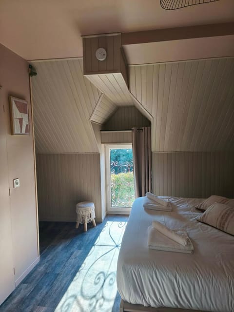 Bed, Photo of the whole room, internet, towels