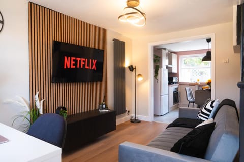 Communal lounge/ TV room, TV and multimedia, Living room, Seating area, Evening entertainment