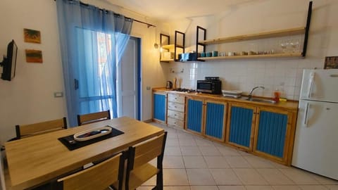 Kitchen or kitchenette, Dining area, stove, toaster