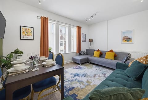 TV and multimedia, Living room, Seating area, Dining area