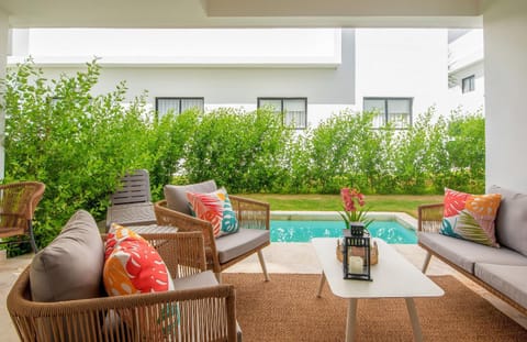 Facade/entrance, Living room, Swimming pool