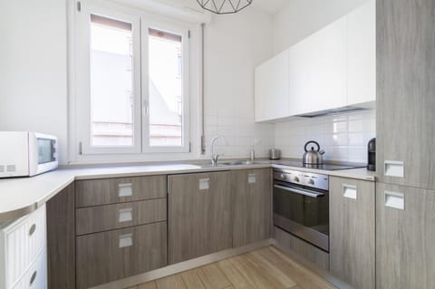 Kitchen or kitchenette, dishwasher, minibar, oven, stove